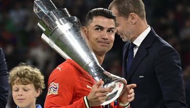 Роналду повторил фото с трофеем Лиги наций 2019 года