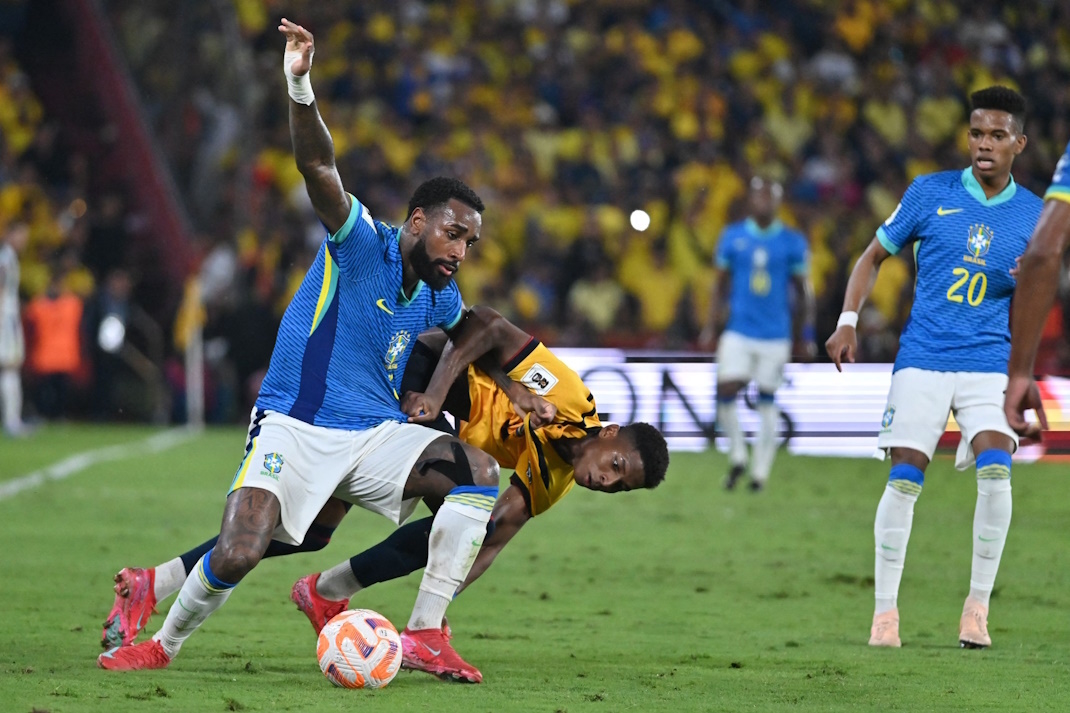 Жерсон (слева).