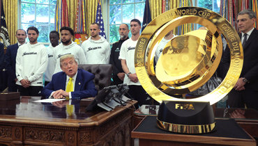 Трамп принял «Ювентус» в Белом доме: шутил и обсуждал Иран, пока футболисты стояли с каменными лицами