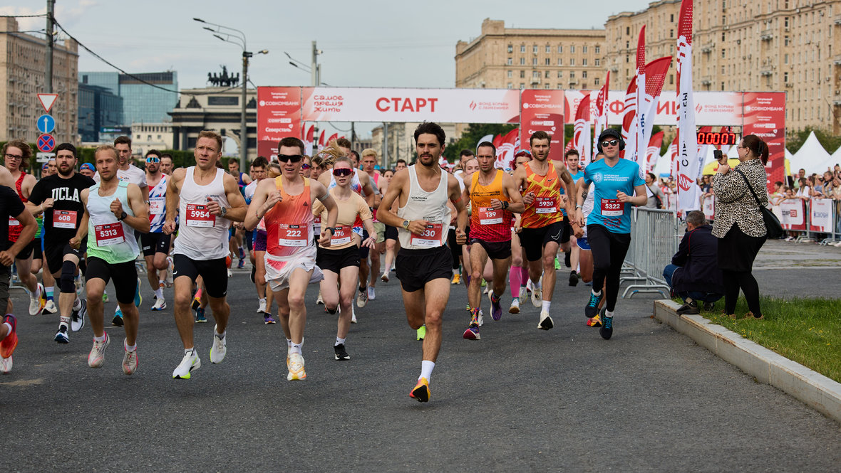 В Москве состоялся вечерний благотворительный забег «Самое время жить»