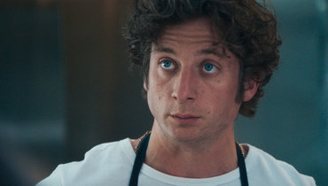 Кадр из сериала «Медведь», реж. Кристофер Сторер, Джоэнна Кало, Рами Юссеф, Hulu