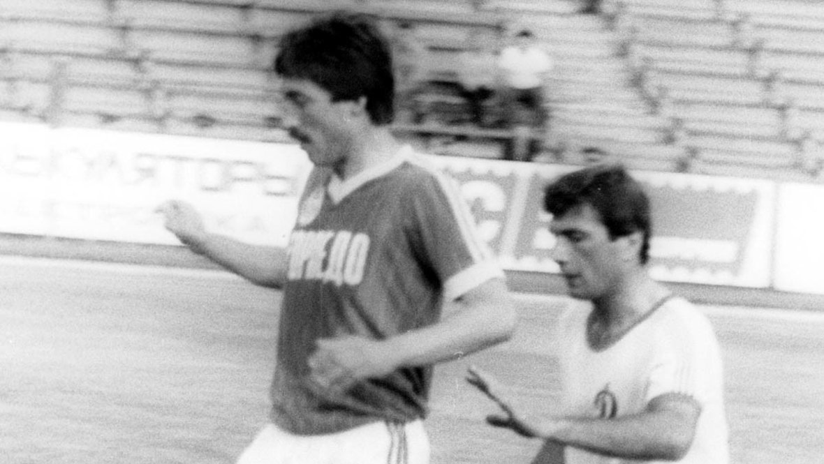 Сергей Петренко (слева) в матче «Торпедо» — «Динамо» Тб. 1984 год. Футболист Сергей Петренко (слева) в матче «Торпедо» — «Динамо» Тб. 1984 год