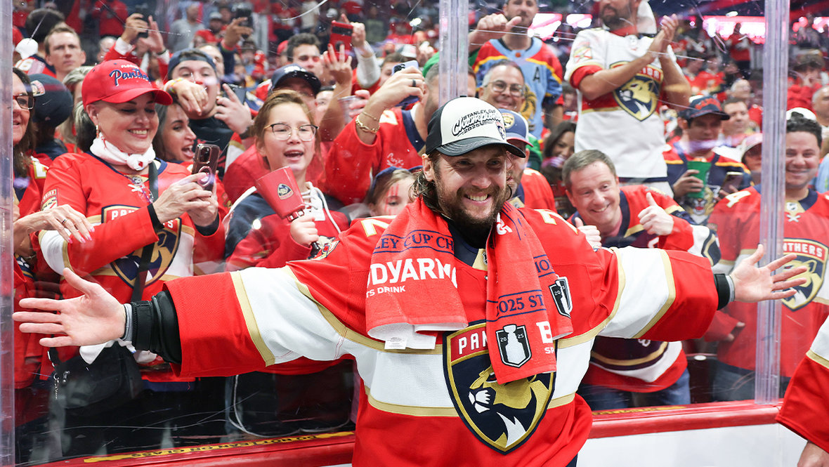 Сергей Бобровский празднует победу