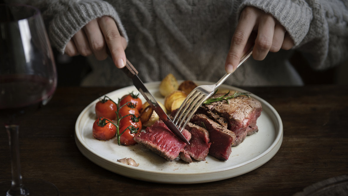 Почему постоянно хочется есть мясо: причины
