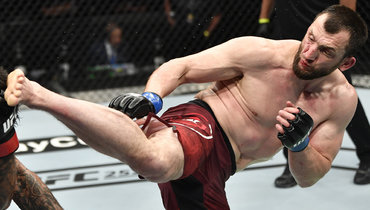 Салихов и Нгуен получили бонусы за выступления вечера на UFC в Абу-Даби