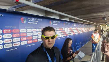 Пловец Колесников после победы на чемпионате мира надел очки Шрека