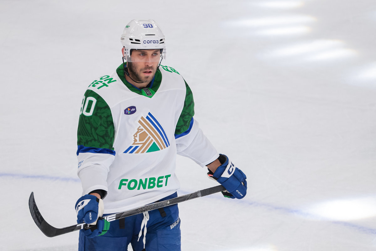 Артынан келіп, ішке кіргізіп, мені ұрып жіберді.