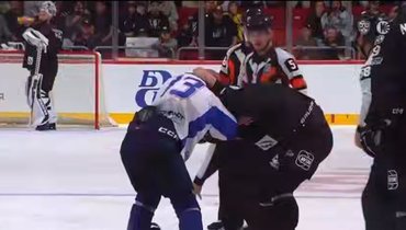 Хоккеисты «Трактора» и «Лады» устроили массовую драку в матче на Кубке губернатора Челябинской области.