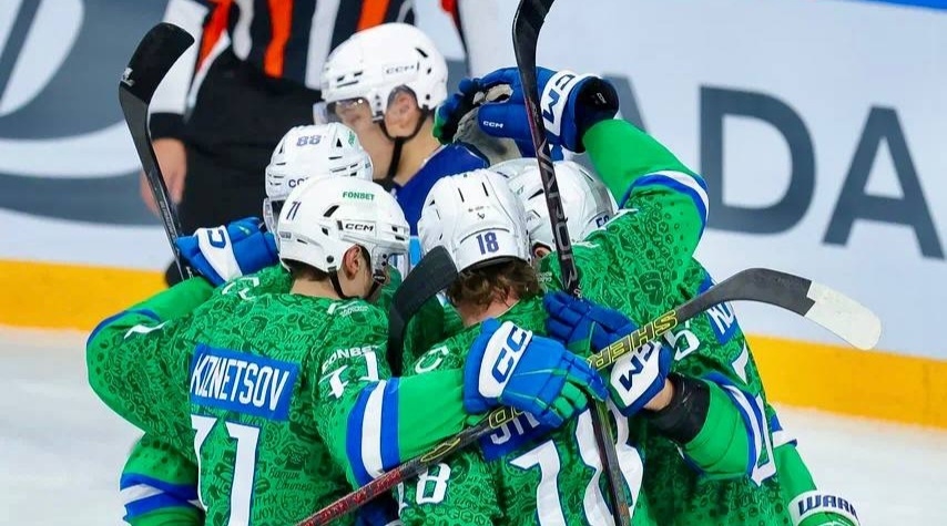 Хоккеисты «Салавата Юлаева» в матче с «Барысом» (3:4) на мемориале Ромазана.