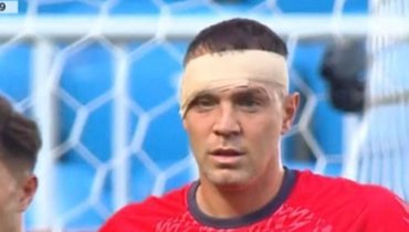 Артем Дзюба (справа) в матче 7-го тура РПЛ против «Балтики» (0:2).