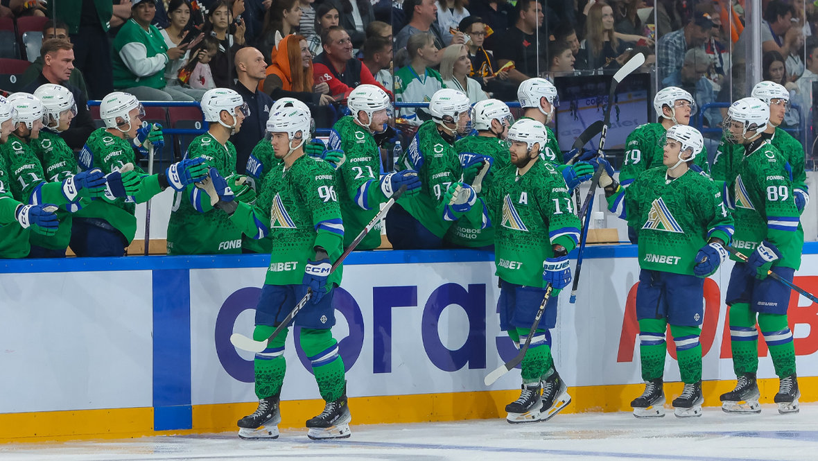 Хоккеисты «Салавата» в матче против «Металлурга».