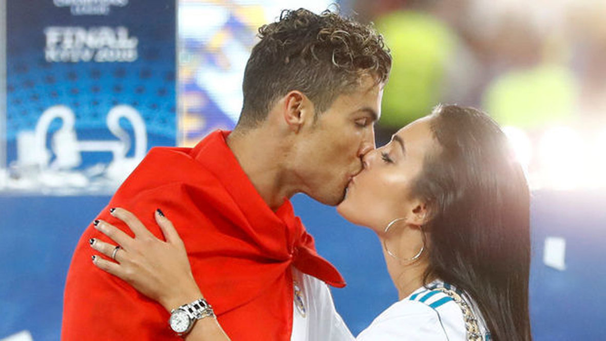 Роналду мен оның құрбысы жыныстық қатынасқа түсуде