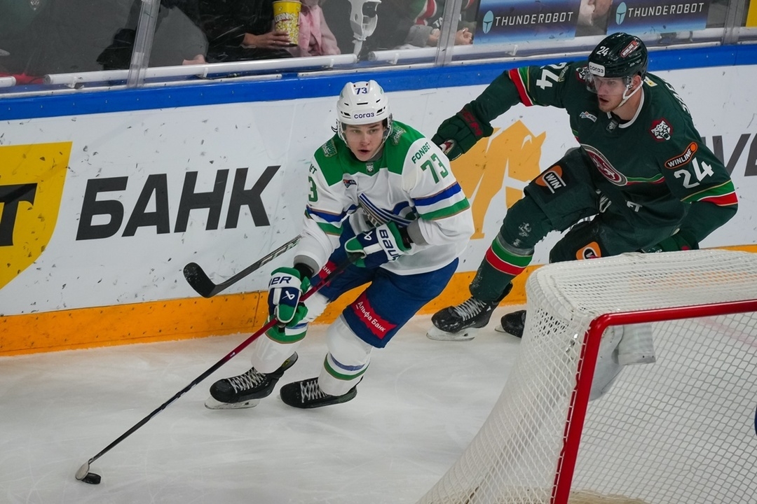 Защитник «Салавата Юлаева» Ярослав Цулыгин (с шайбой) в матче с «Ак Барсом».