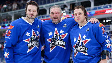 Михаил Сергачев, Александр Овечкин и Артемий Панарин.