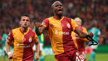 Нападающий «Галатасарая» Виктор Осимхен празднует гол в ворота «Ливерпуля».