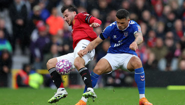 Полузащитник «Манчестер Юнайтед» Мэйсон Маунт (слева) и хавбек «Сандерленда» Гранит Джака.