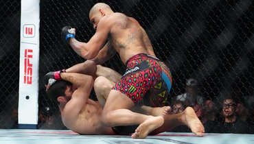 Алекс Перейра нокаутировал Магомеда Анкалаева .