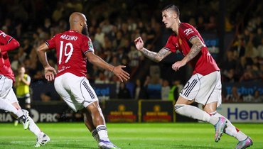 Нападающие «Манчестер Юнайтед» Брайан Мбемо и Беньямин Шешко.