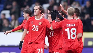 Игроки сборной России празднуют гол в матче с Боливией (3:0).