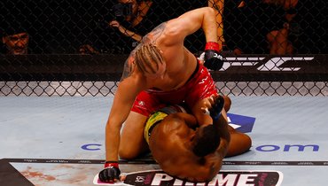 Волков победил Алмейду — тяжело и спорно. Судьба вернула российскому бойцу должок?