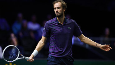 Медведев проиграл Звереву в четвертьфинале турнира в Париже