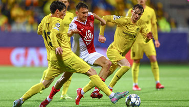 Александр Головин (в центре).