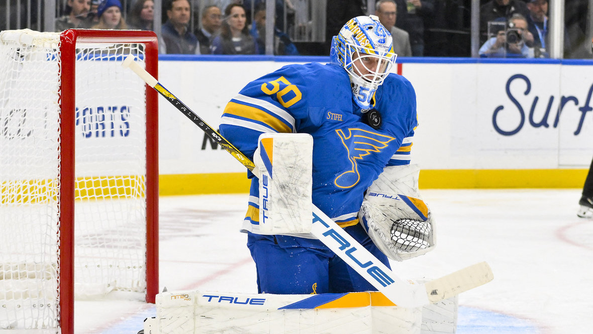 Вратарь, спрятавший 900-ю шайбу Овечкина в трусы: «Я собирался её вернуть»