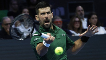 Джокович — снова король: выиграл 101-й титул и порвал на себе футболку. Но на Итоговый не поедет