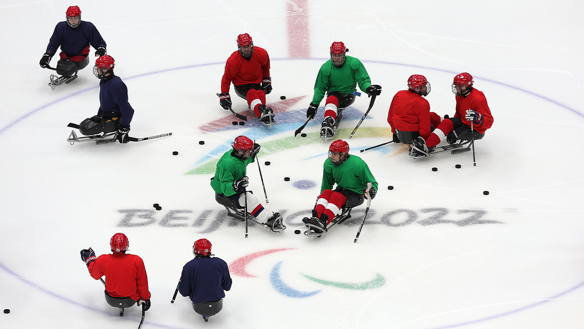 Тренировка паралимпийцев по хоккею с шайбой в Пекине (Китай).