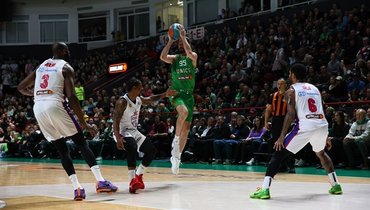 УНИКС победил ЦСКА благодаря двум штрафным броскам Шведа в концовке матча