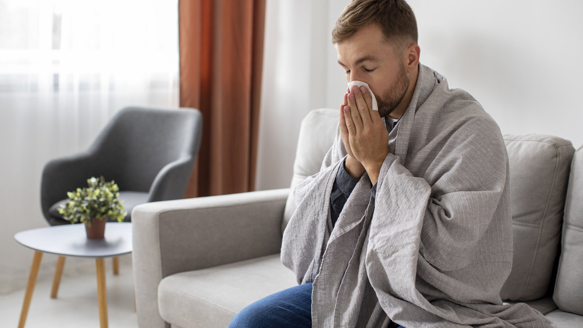 В России растет число заболеваемости гриппом, ОРВИ и COVID-19