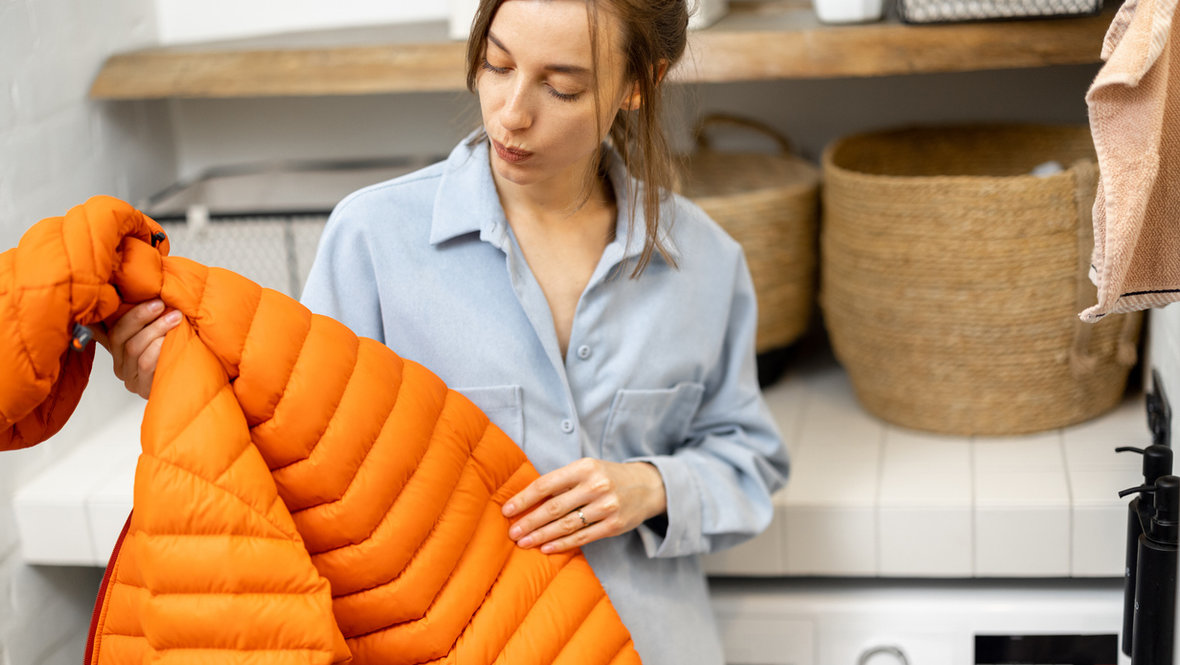 Как постирать и распушить пуховик дома