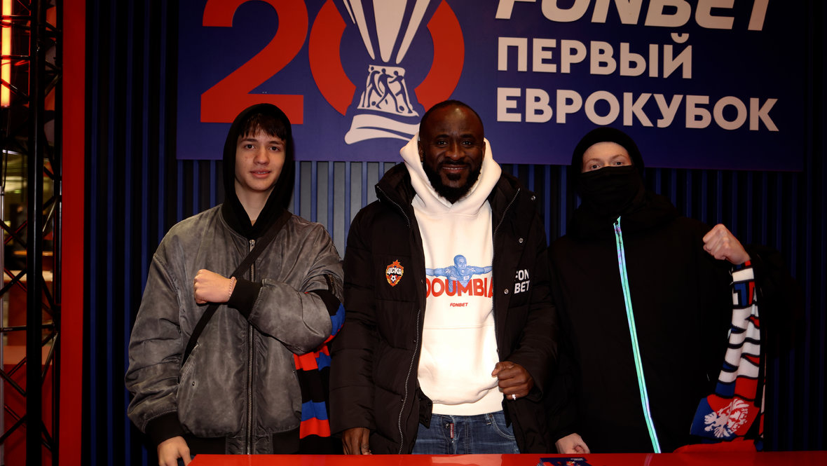 Сейду Думбия с болельщиками.