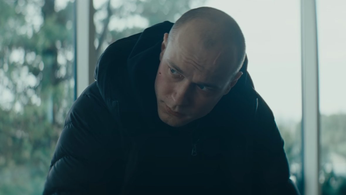 Актер Юра Борисов в фильме «Анора».
