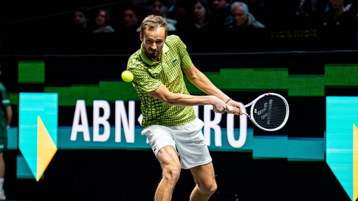 Медведев проиграл Умберу в первом круге турнира в Роттердаме