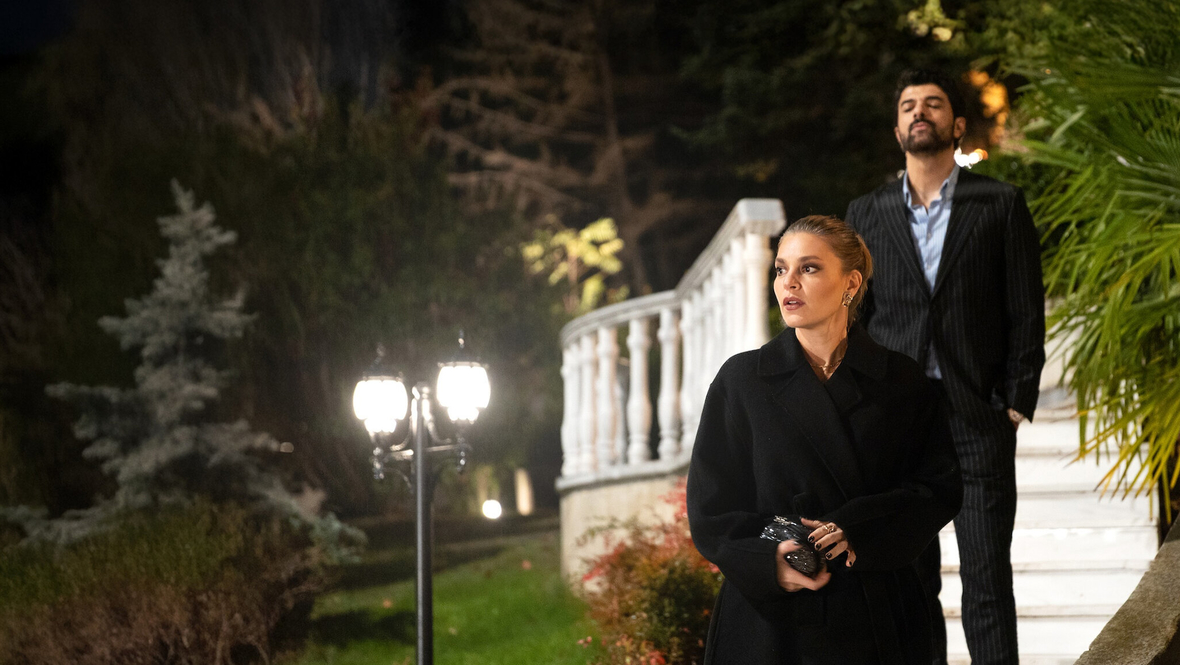 Кадр из сериала «Любовь и богатство», режиссер Улуч Байрактар, Netflix
