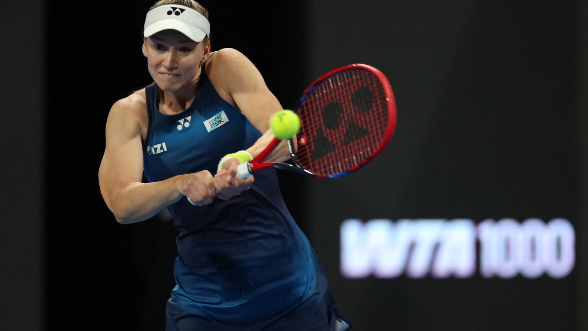 Рыбакина победила Чжэнь и стала четвертьфиналисткой турнира в Дохе