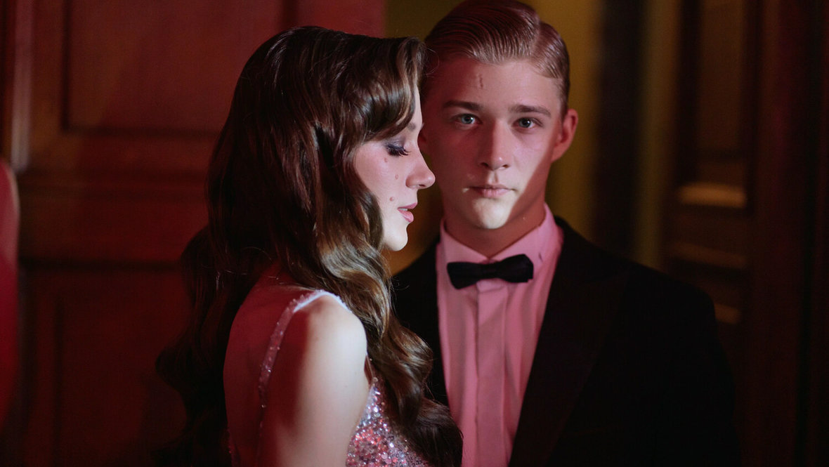 Алиса здесь больше не живет: какой получилась зумерская драма «Первая»