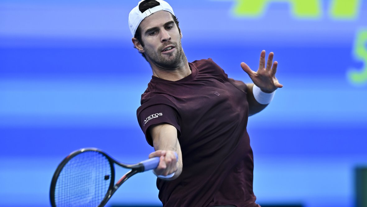 Хачанов вышел в четвертьфинал турнира в Дохе