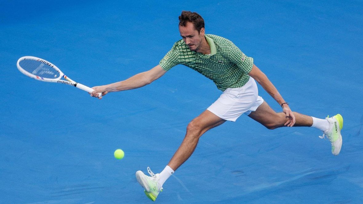 Медведев проиграл Циципасу во втором круге турнира в Дохе