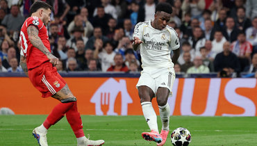 Нападающий «Реала» Винисиус (справа) забивает второй гол в ворота «Бенфики».