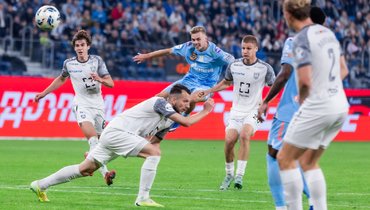 Полузащитник «Зенита» Максим Глушенков бьет по воротам «Балтики» (1:0).