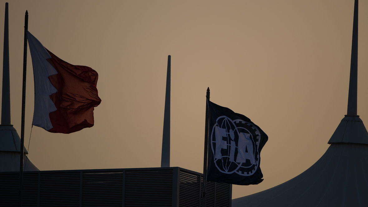 Флаги Бахрейна и FIA на Гран-при Бахрейна.