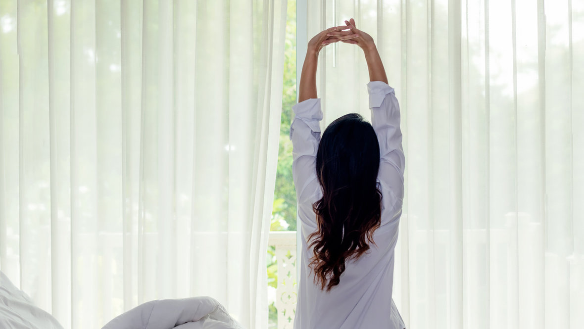 Девушка радуется утру