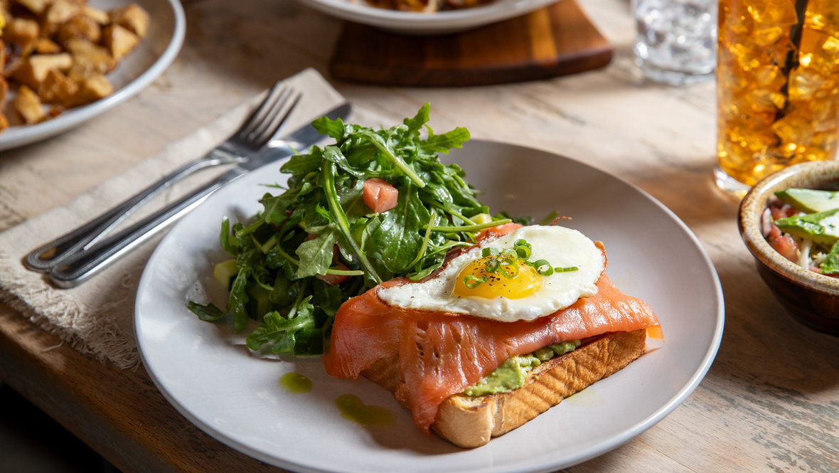 Тост с авокадо, рыбой и яйцом