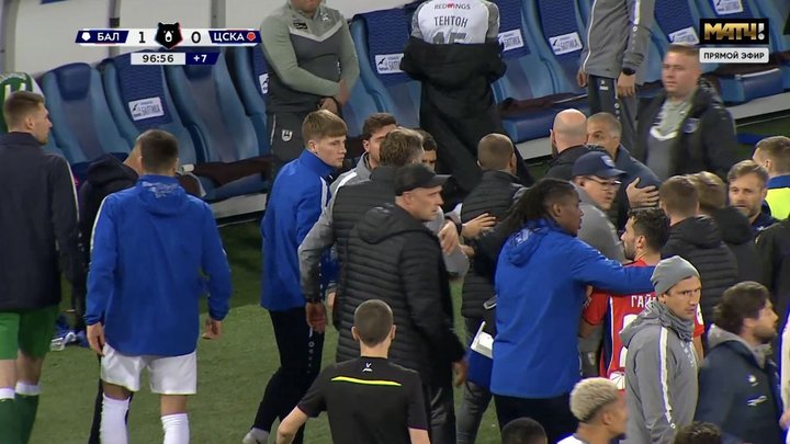 футболисты в форме команд РПЛ борются за мяч в центре поля