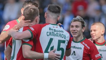 Футболисты «Локомотива» празднуют гол Алексея Батракова «Оренбургу» 18 апреля.