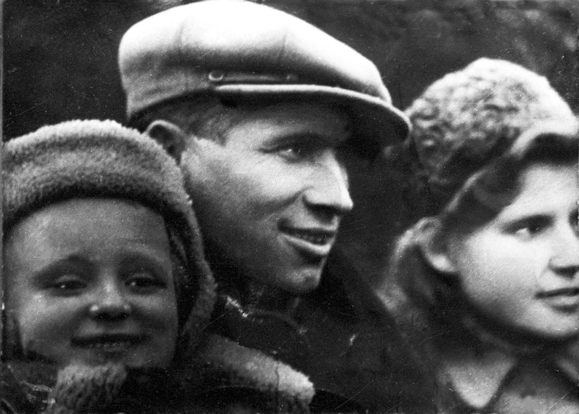 Григорий Федотов (в центре) со своей семьей.