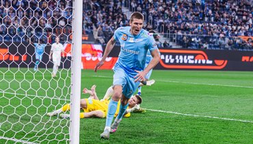 Нападающий «Зенита» Александр Соболев празднует гол в ворота «Ахмата».