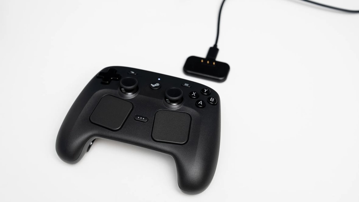 Steam Controller с беспроводным модулем и зарядной базой Puck.